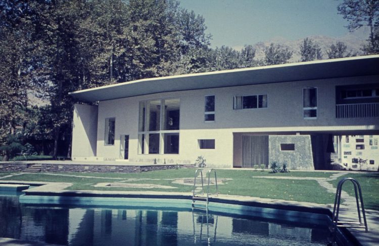 Vue de la villa Nemazee depuis la piscine, Téhéran, 1964