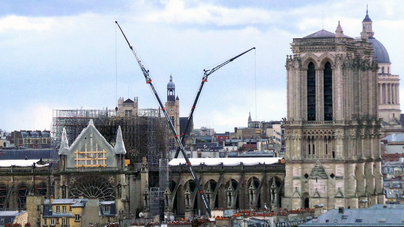 A Notre-Dame, plutôt qu’en marche avant, la République En Avant ! Marche !