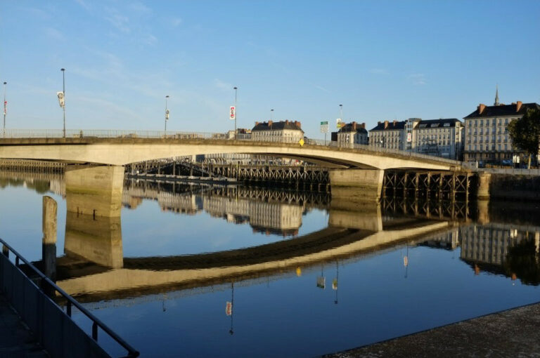 Sur Le Pont Anne-de-Bretagne De Nantes, On Y ‘dance’, On Y ‘dance’