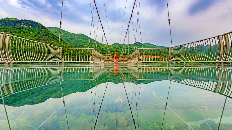 Dans la région des Trois Gorges, un pont de verre dans le ciel signé UAD