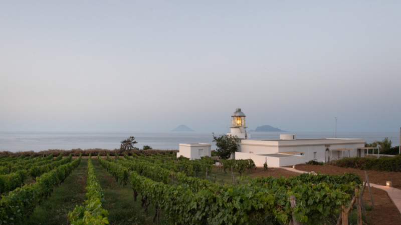 Sur l’île de Salina, Faro di Capofaro par MAB Arquitectura