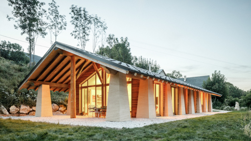 Dans le Vercors, une maison en pierre et bois signée Perraudin