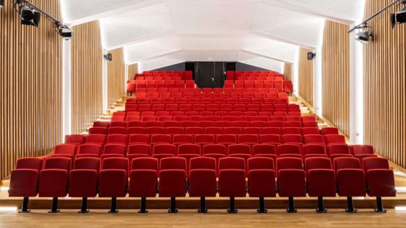 À Paris, auditorium du lycée Gerson par QFA et GSMA