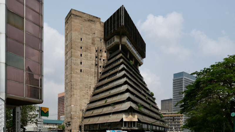 Abidjan, la Dame du Plateau, pyramide afrofuturiste