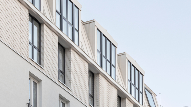 À Paris (XXe), de l’hôtel de préfecture à Maison Soleil par Modal Architecture