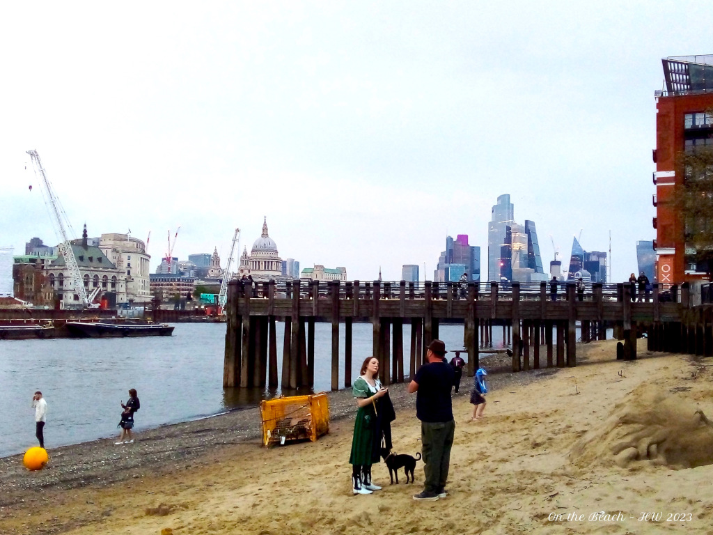 Sur la plage à Gabriel's Wharf, Londres