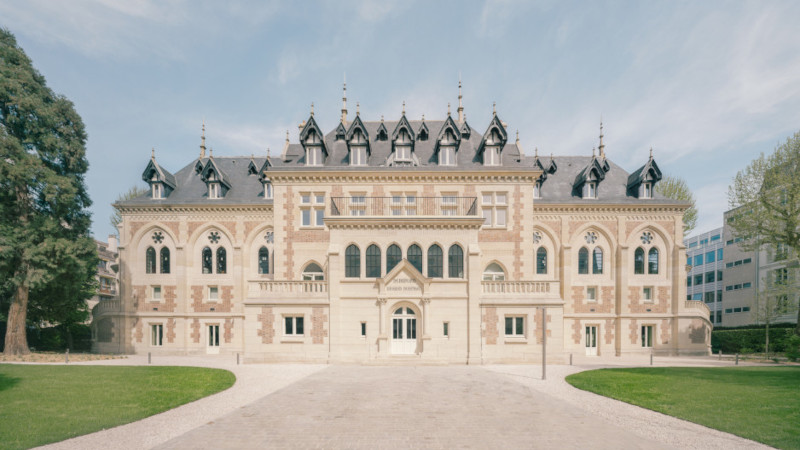 À Levallois, réhabilitation du Château de l’Hertford British Hospital par Maud Caubet