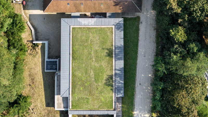 À Châteaufort, salle polyvalente par Leo Berellini