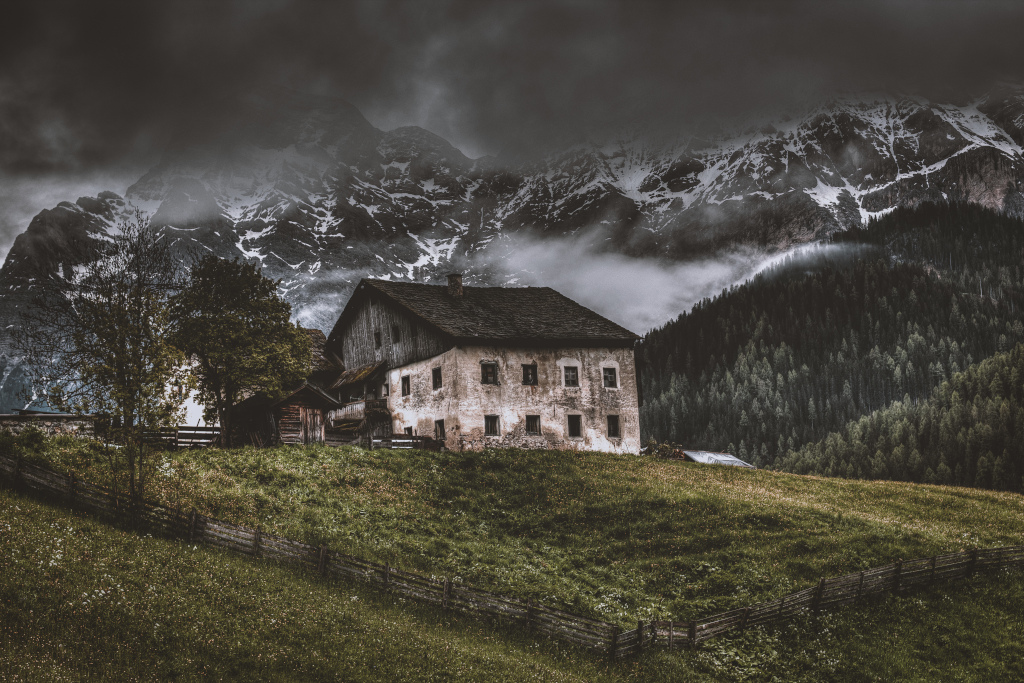 Maison ancienne en Savoie dans les Alpes