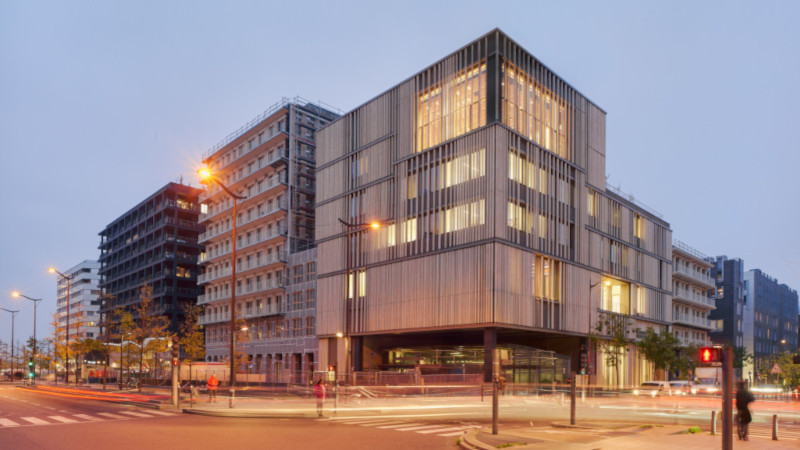 À Paris, Centre John W. Boyer de l'Université de Chicago signé Studio Gang