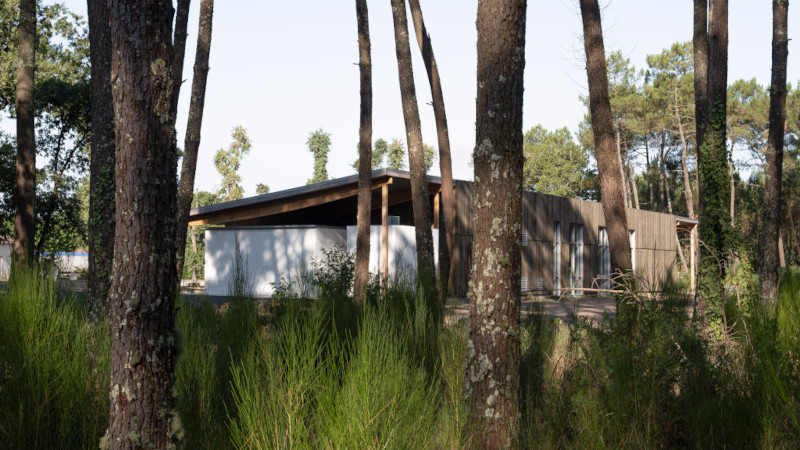 À Trensacq, salle polyvalente et école élémentaire par ZW/A