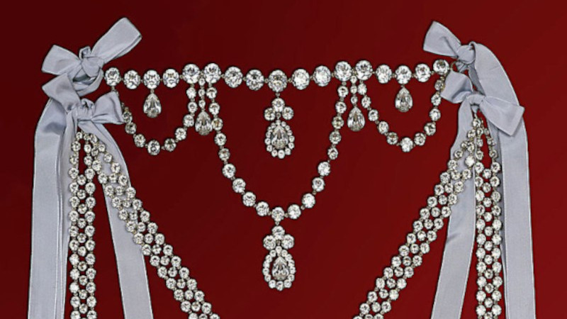 Le Vol de la Couronne de Saphirs ou l’Entrée du Siècle