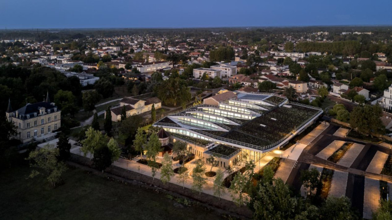 À Pessac, centre aquatique de Cazalet par A40