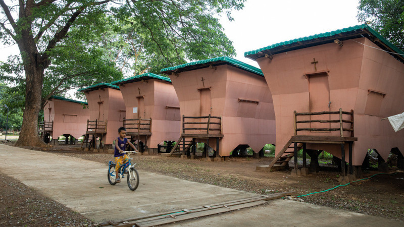 À Mandalay, les maisons en bambou résistantes aux séismes de Blue Temple