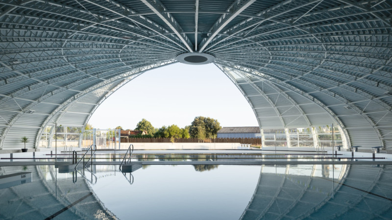À Braud-et-Saint-Louis, extension de la piscine Tournesol par Moon Safari