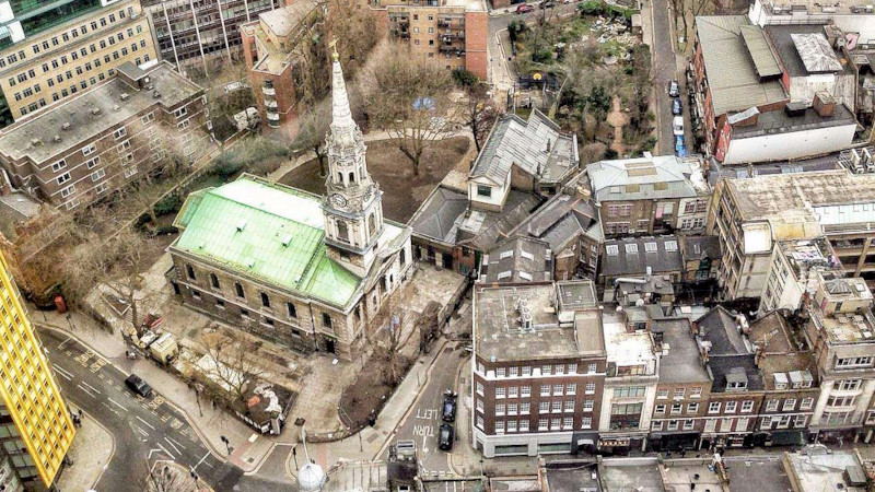 À Londres, réparer un trou à Tin Pan Alley