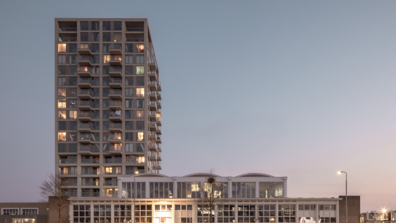 À Eindhoven, FRESH, tour de 123 appartements par KAAN