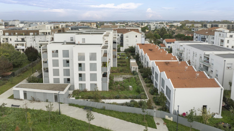 À Toulouse, Les Terrasses de Jade par TAA, avec MACADDAM