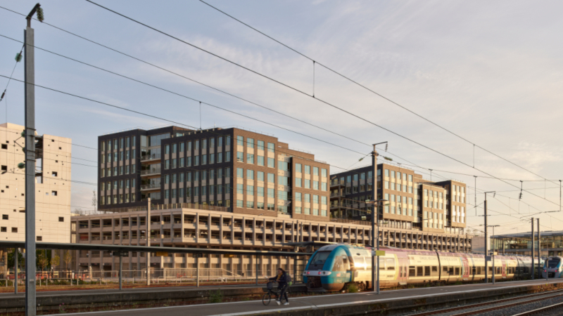 À Nantes, Pôle multimodal et bureaux par DREAM et AIA