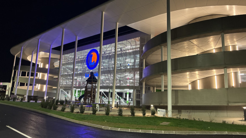 À Barjouville, un parking silo d’un blanc éclatant par OSTINATO