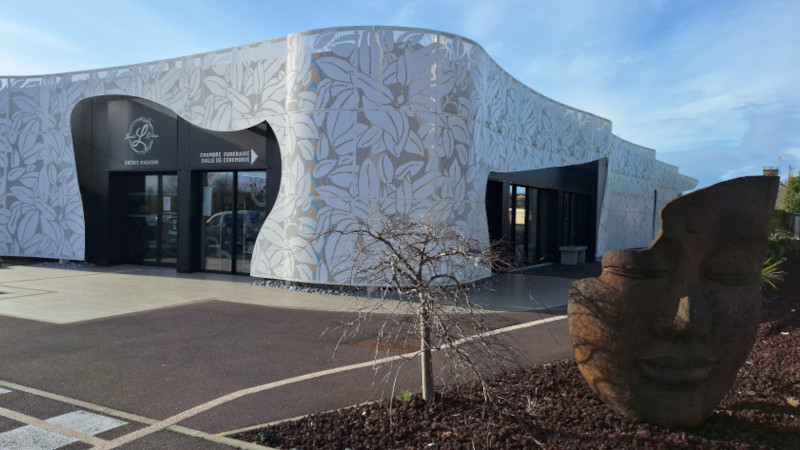 À Valognes, un centre funéraire fleuri signé Michel Gourion