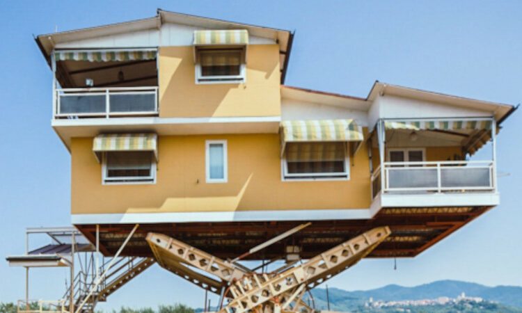 Maisons-mères. Architectures utopiques et concrètes