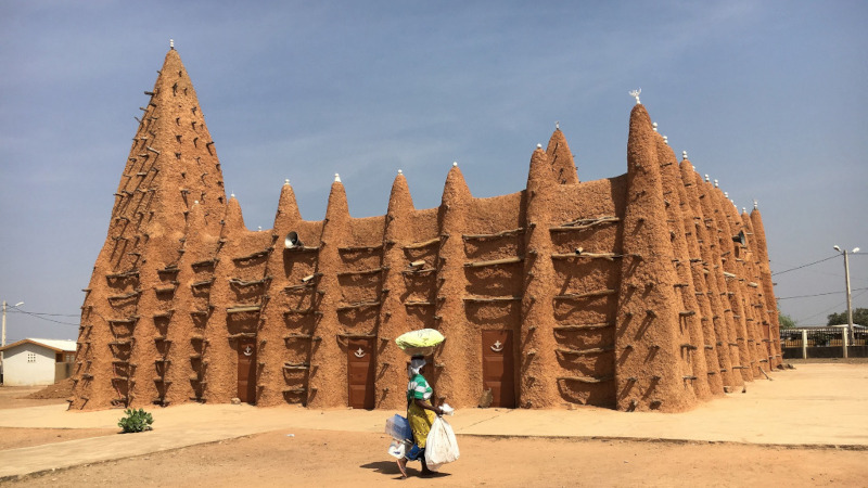 En Côte d’Ivoire, l’architecture en terre d’une modernité radicale ?