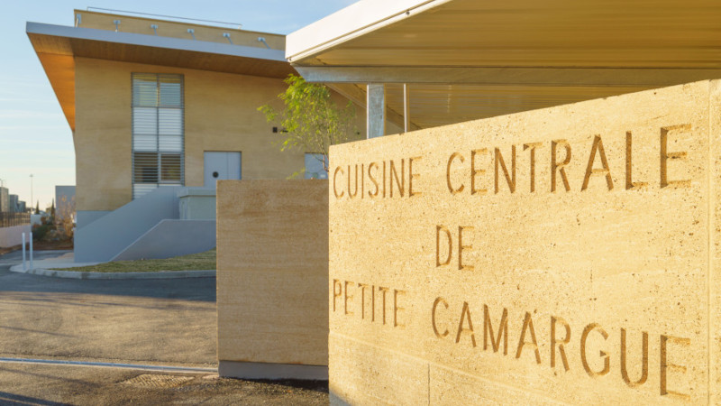 À Vauvert, Cuisine Centrale de Petite Camargue par Ateliers A+