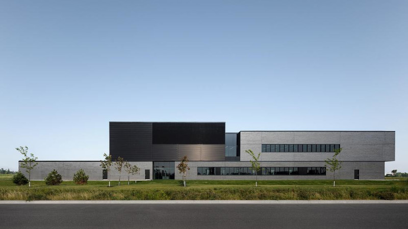 À Saint-Bruno-de-Montarville, laboratoire biomédical monolithique par NFOE