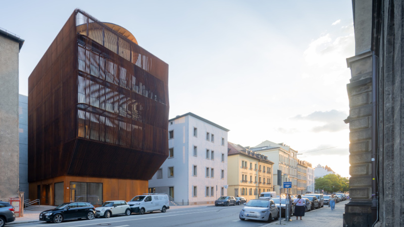 À Munich, une crèche verticale en bois par Kéré Architecture