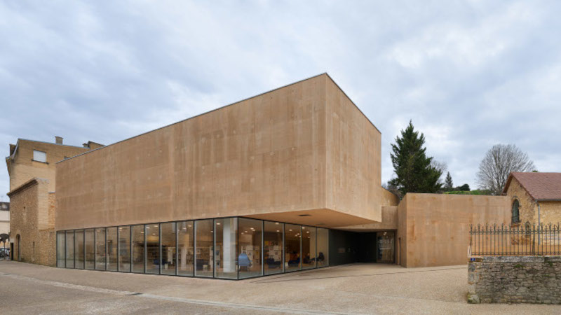 À Sarlat-la-Canéda, médiathèque et école par Dominique Coulon