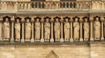 La balustrade de la galerie de la Vierge